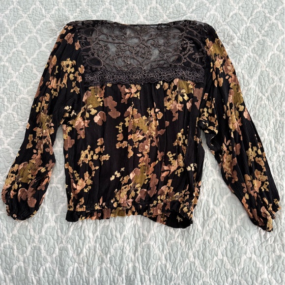 Buckle Gimmicks Black Floral Blouse - Picture 2 of 10
